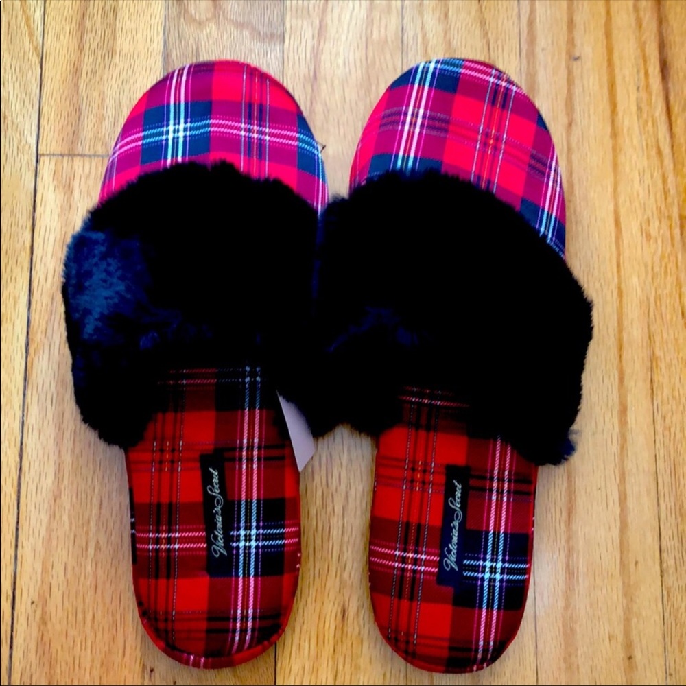 NWT red plaid Victoria Secret slippers with pouch